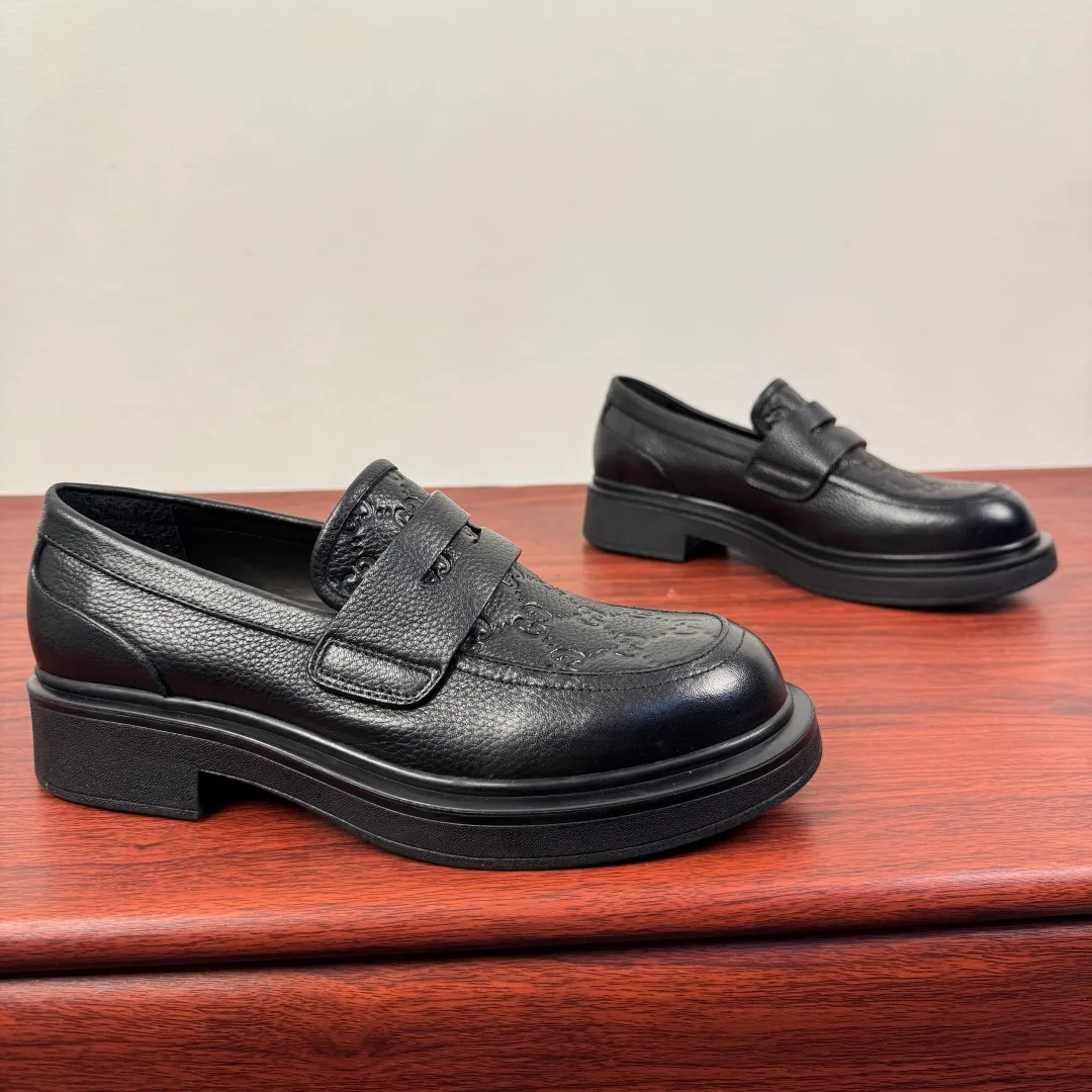 Batch 780 Gucci/Gucci new men's loafers with GG details, thick-soled slip-ons! The design of this men's lace-up shoe is rooted in the brand's heritage. It is carefully crafted from high-quality calfskin/open-edge beaded cowhide/suede cowhide. It is made of various leather types and is embellished with GG printed embossed suede leather details, which pays homage to Gucci's classic monogram. The rubber sole with GG pattern adds a modern touch to the design. Classic and simple sponge cake style design. European and American classic version, full calfskin lining. The overall upper texture is soft. The lining is comfortable and breathable. 2CM thickened soft rubber sole, easy to control. Versatile and stylish on the foot. Available in multiple colors to meet different matching needs. Full package! Size: 39-40-41-42-43-44 Leather shoe size (38.45.46 can be customized) Item number: 7826 Loafers Pebbled cowhide